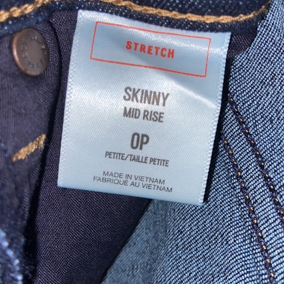 NWT. Express Dark Wash Mid Rise Skinny Strech Jeans. Size: 0/Petite. - Picture 4 of 7